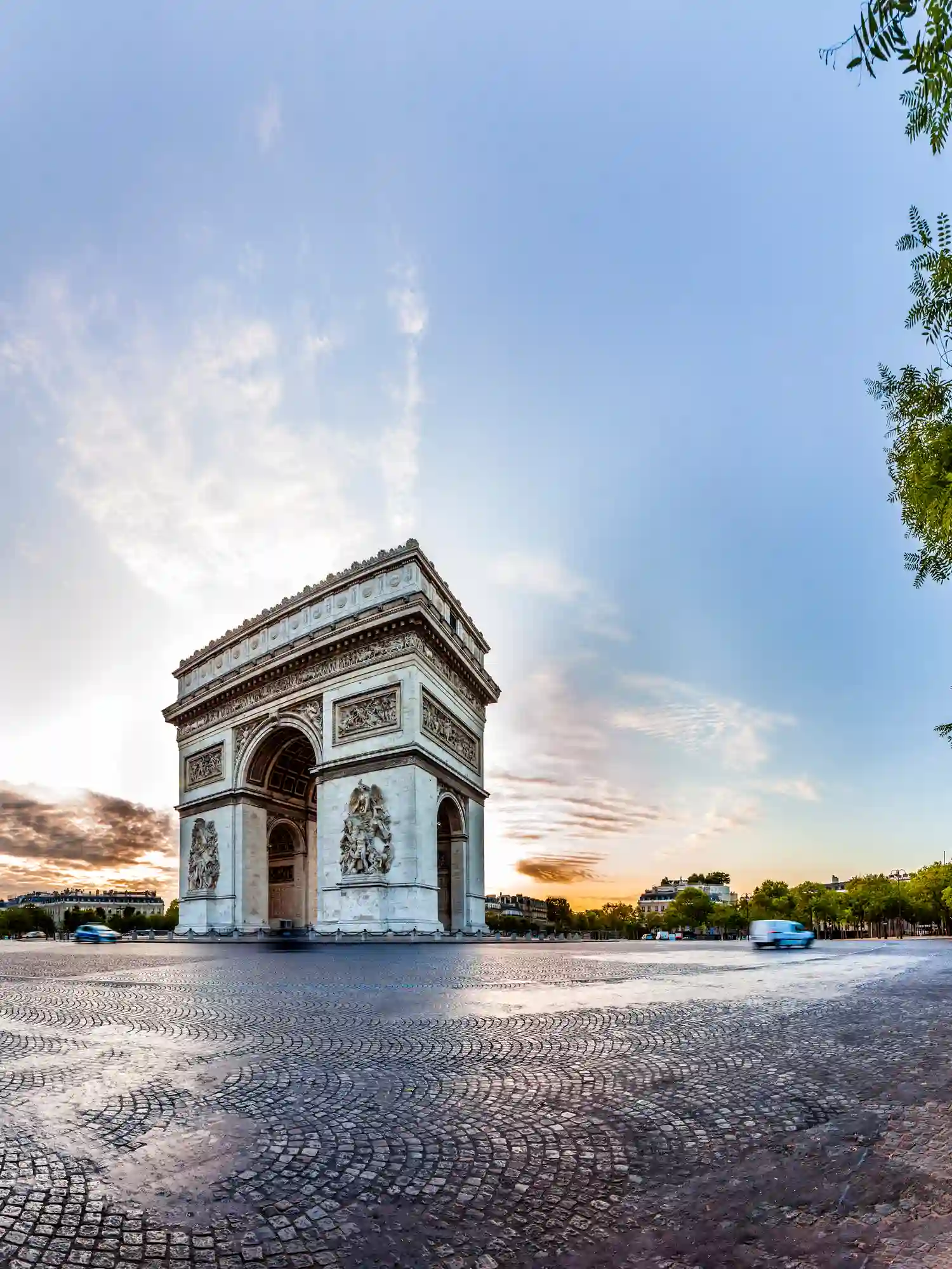 凱旋門やシャンゼリゼ通りも楽々アクセス